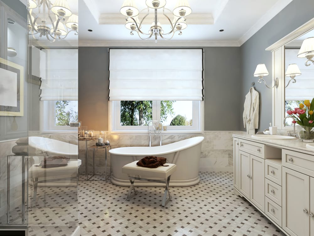 Fürdőszoba provancei stílusban, szürke falak, szabadonálló kád, fehér fürdőszobabúror