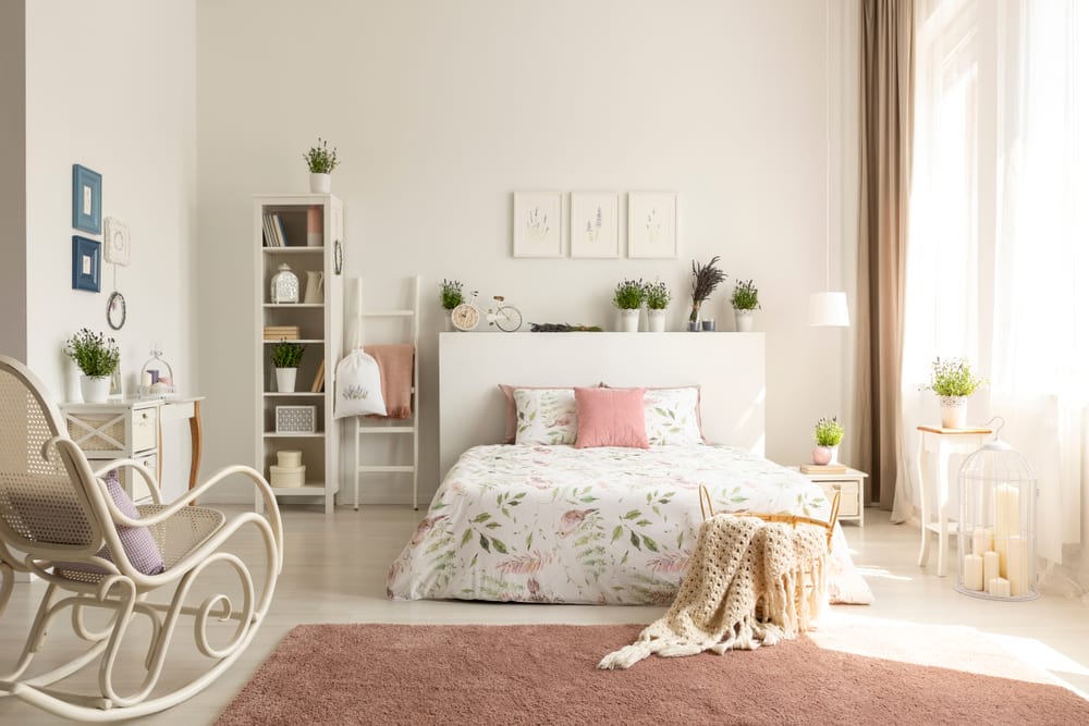 Világos hálószoba, az ágyon virágmintás ágynemű 