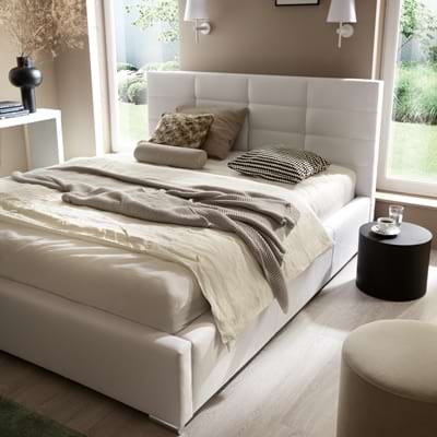 A fehér kárpitozott ágyak varázslata: stílus és kényelem a hálószobában